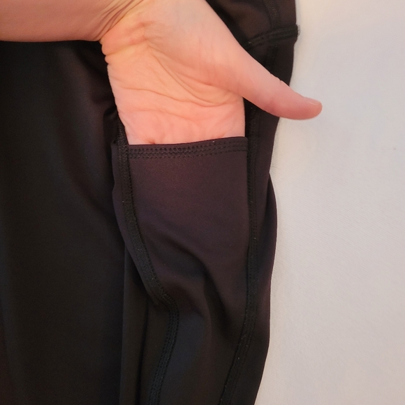 (4X) Black Cropped Yoga Pant - Picture 6 of 8